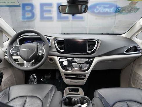 Used 2023 Chrysler Pacifica Touring-L FWD image 14
