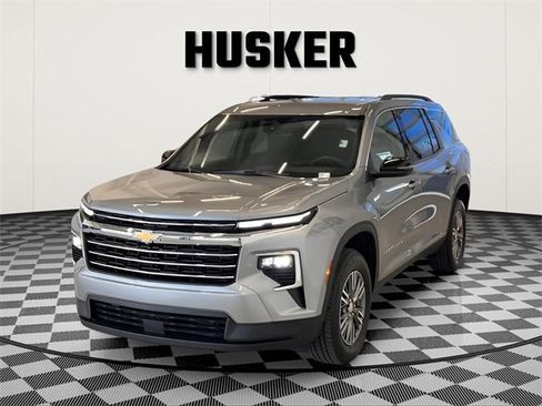 Used 2025 Chevrolet Traverse LT image 4