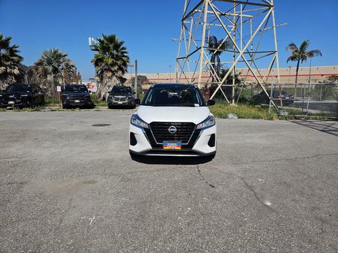Used 2023 Nissan Kicks SV image 2