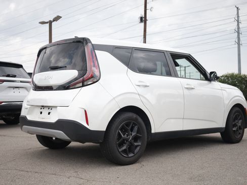 Used 2023 Kia Soul LX w/ LX Technology Package FWD image 3