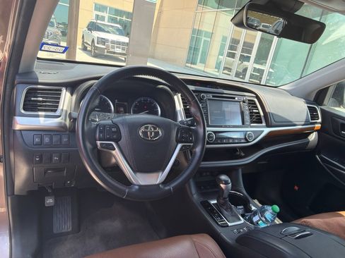 Used 2018 Toyota Highlander Limited FWD image 10
