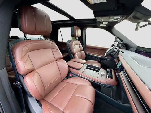 Used 2025 Lincoln Navigator Reserve image 30