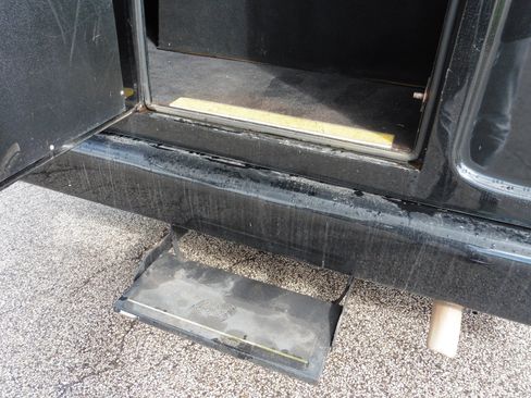 Used 2011 Ford E-450 and Econoline 450 Super Duty w/ Shuttle Bus Prep Pkg image 31