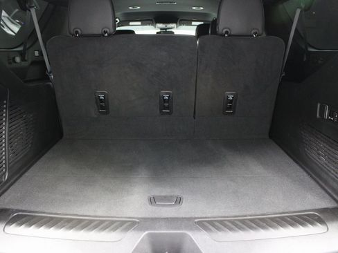 Used 2024 GMC Yukon XL SLT w/ SLT Luxury Package image 40