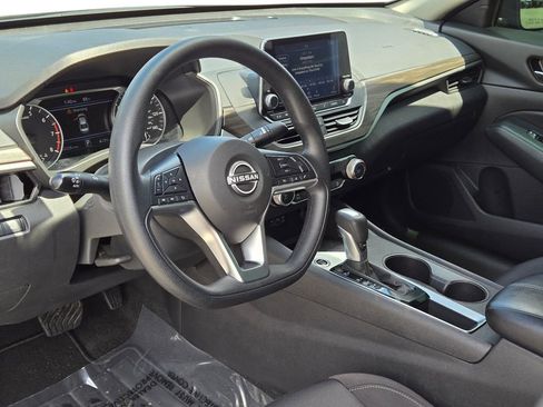 Used 2025 Nissan Altima 2.5 SV FWD image 16