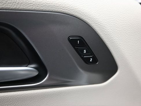 Used 2024 Chrysler Pacifica Limited FWD image 19