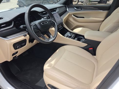Used 2023 Jeep Grand Cherokee Limited w/ Black Appearance Package AWD/4WD image 10