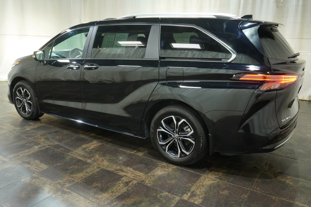 Used 2025 Toyota Sienna Platinum AWD/4WD image 9