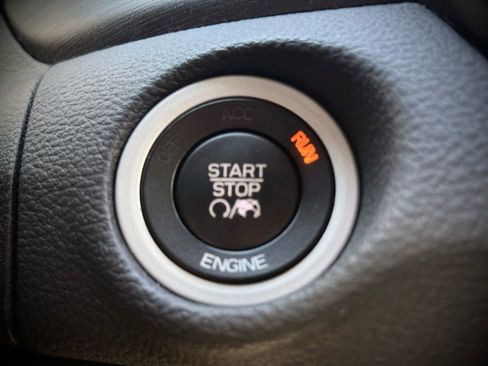 Used 2016 Chrysler 200 Limited image 18