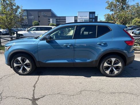 Used 2024 Volvo XC40 B5 Core AWD/4WD image 3