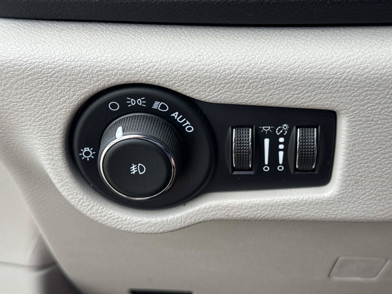 Used 2024 Chrysler Pacifica Touring-L FWD image 21