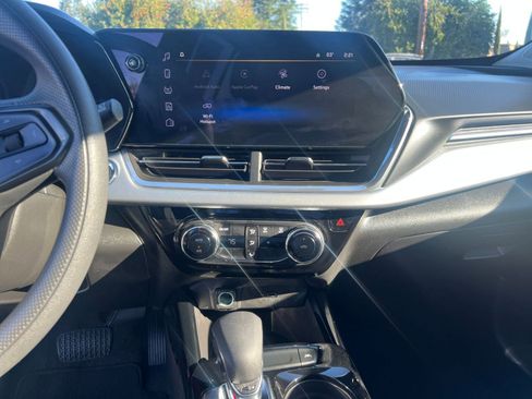 Used 2025 Chevrolet Trax LT image 18