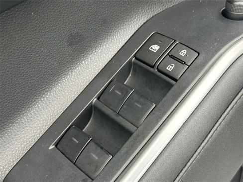 Used 2024 Toyota Highlander LE image 28