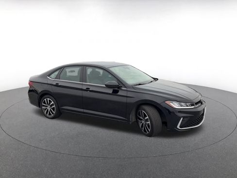 Used 2025 Volkswagen Jetta SE image 2