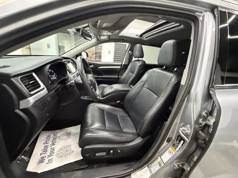 Used 2016 Toyota Highlander XLE AWD/4WD image 12