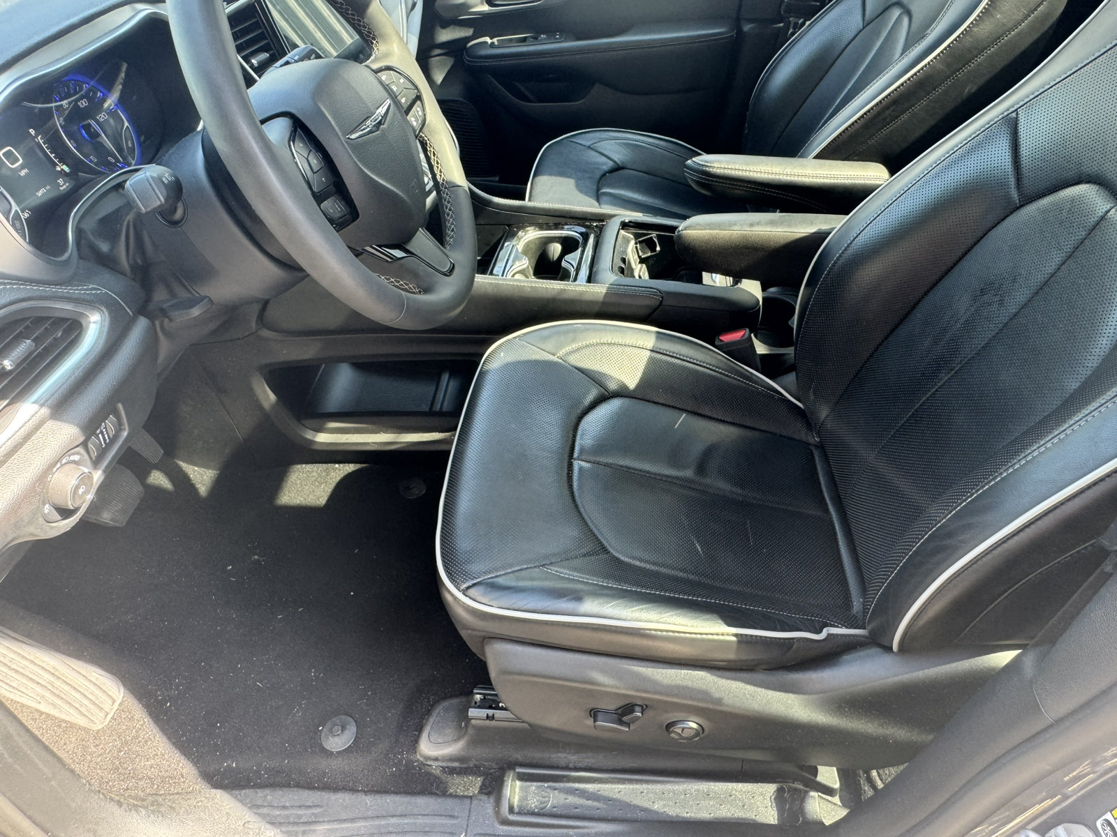 Used 2025 Chrysler Pacifica Limited FWD image 8