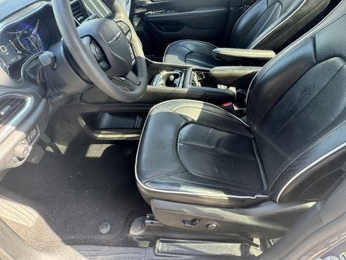 Used 2025 Chrysler Pacifica Limited FWD image 8