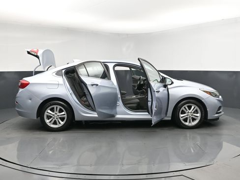 Used 2017 Chevrolet Cruze LT image 30