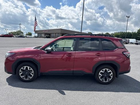 Used 2025 Subaru Forester Premium AWD/4WD image 2