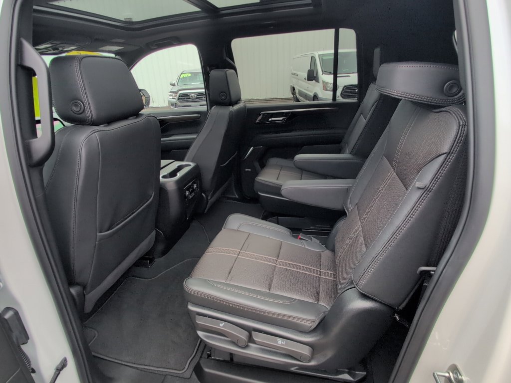Used 2025 Chevrolet Suburban High Country AWD/4WD image 16