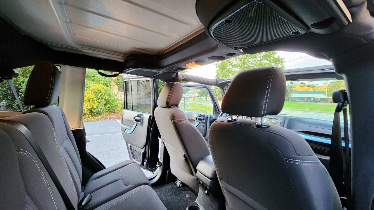 Used 2015 Jeep Wrangler Unlimited Sahara AWD/4WD image 35