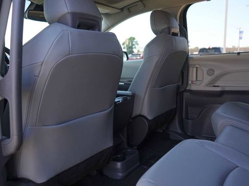 Used 2023 Toyota Sienna XLE FWD image 13