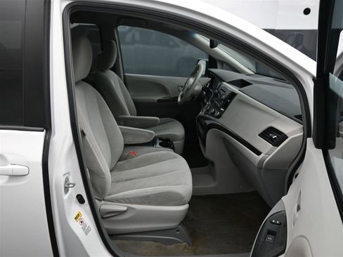 Used 2012 Toyota Sienna LE image 9