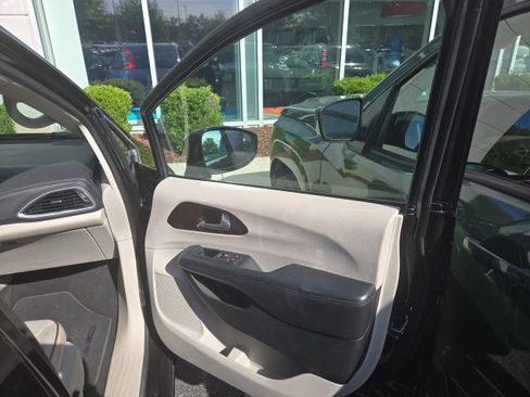 Used 2017 Chrysler Pacifica Limited w/ UConnect Theater Package FWD image 14