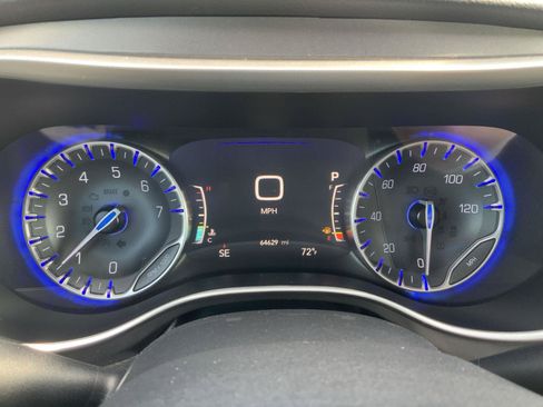 Used 2023 Chrysler Pacifica Touring-L FWD image 24