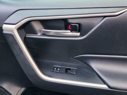 Used 2019 Toyota RAV4 XLE w/ Convenience Package image 32