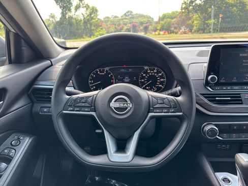Used 2025 Nissan Altima 2.5 SV FWD image 25