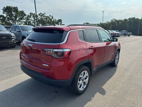 Used 2025 Jeep Compass Latitude AWD/4WD image 5