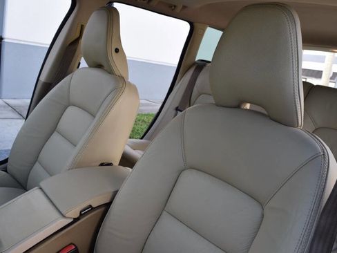 Used 2011 Volvo XC70 3.2 w/ Premium Pkg image 37