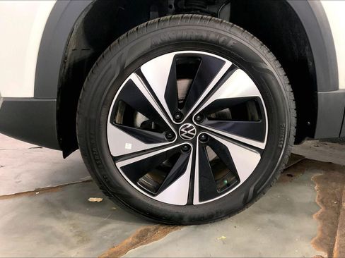 Used 2025 Volkswagen Taos SE AWD/4WD image 9