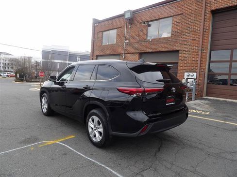 Used 2021 Toyota Highlander XLE image 19