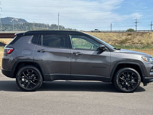 Used 2023 Jeep Compass Latitude w/ Convenience Group AWD/4WD image 2