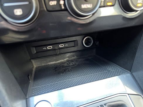 Used 2021 Volkswagen Tiguan SE image 21