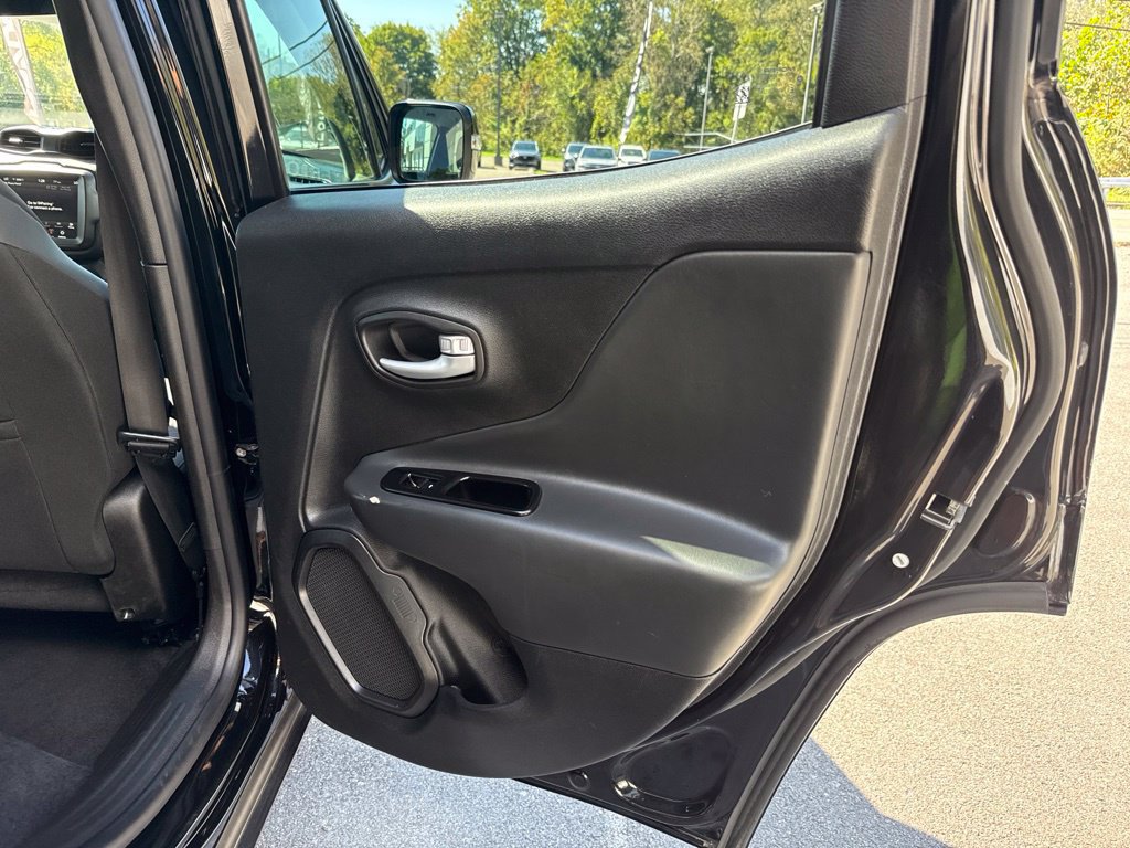 Used 2023 Jeep Renegade Latitude AWD/4WD image 27