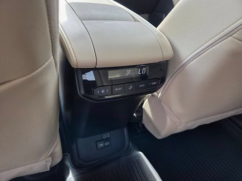 Used 2023 Toyota Highlander XLE FWD image 9