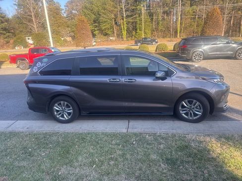 Used 2022 Toyota Sienna Limited image 5