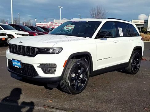 New 2025 Jeep Grand Cherokee Altitude image 4
