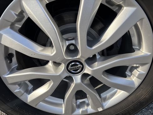 Used 2020 Nissan Rogue SV image 10