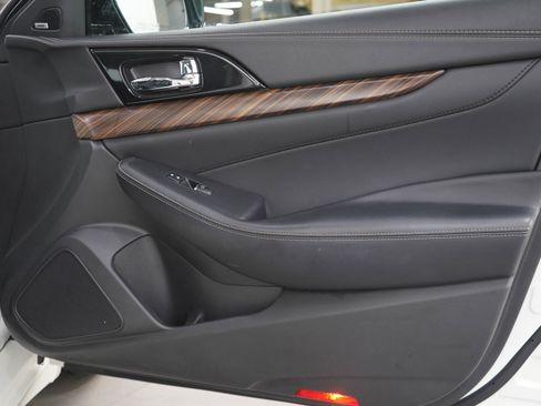 Used 2017 Nissan Maxima Platinum image 9