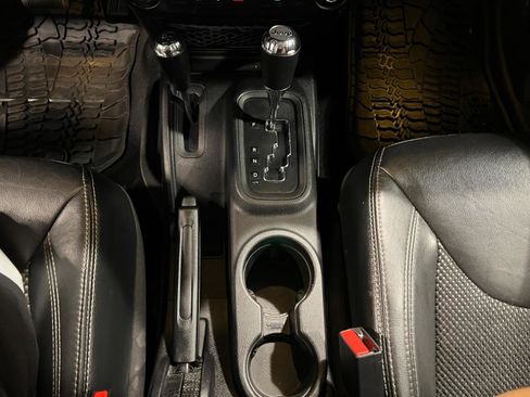 Used 2015 Jeep Wrangler Unlimited Sahara AWD/4WD image 19