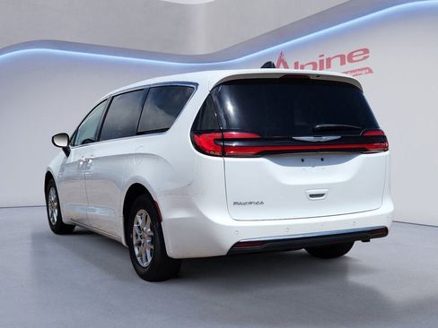 Used 2023 Chrysler Pacifica Touring-L FWD image 3
