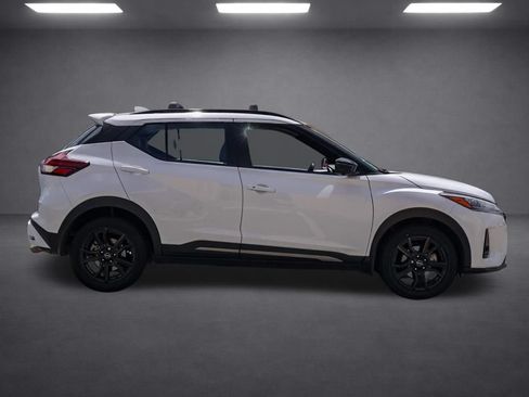 Used 2024 Nissan Kicks SR w/ SR Premium Package FWD image 3
