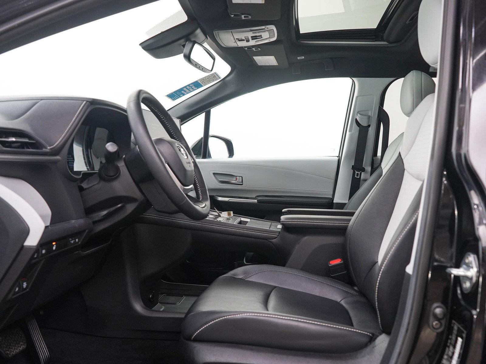 Used 2025 Toyota Sienna XSE AWD/4WD image 23