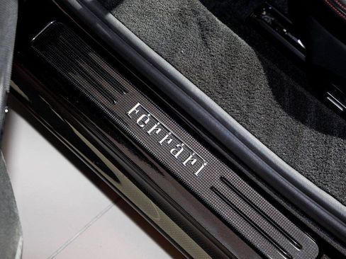 Used 2022 Ferrari SF90 Spider image 19