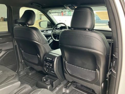 Used 2025 Jeep Grand Cherokee L Laredo RWD image 15