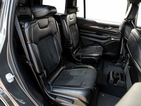 Used 2023 Jeep Grand Cherokee L Laredo image 36